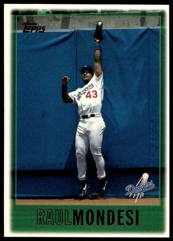 1997 Topps Series 1 Raul Mondesi #67 (Front)
